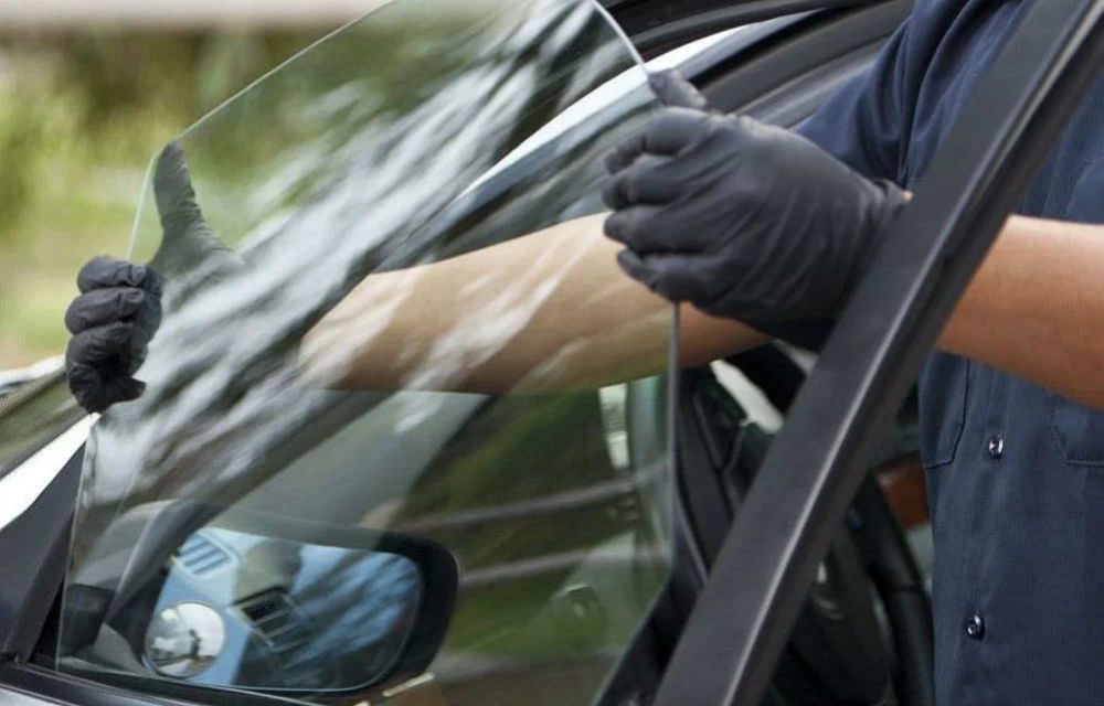 How Car Safety Glass Contributes to Noise Reduction and UV Protection?